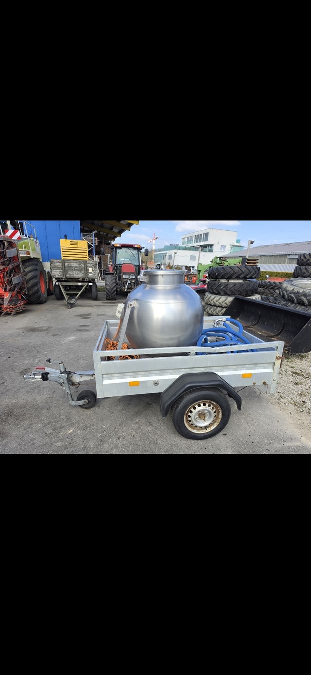 Tecnica di mungitura: Milchtank mit Anhänger und Pumpe  – Usato da Bösingen venduto da lauda-lauda