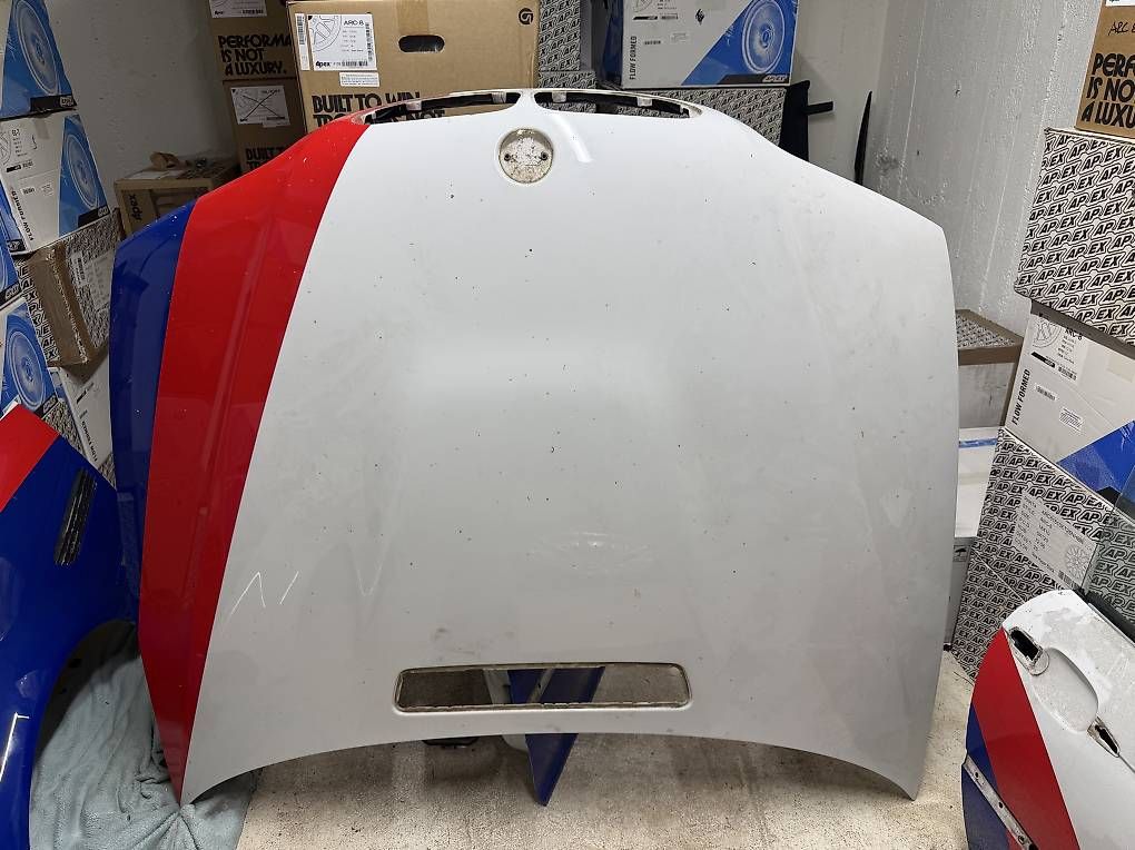 BMW Tutti pezzi di ricambio auto: Motorhaube M3 e46 – Usato da Büren an der Aare venduto da ann_j5yl 1