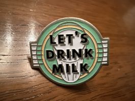 Anstecknadel Let's Drink Milk rundes Design guter Zustand