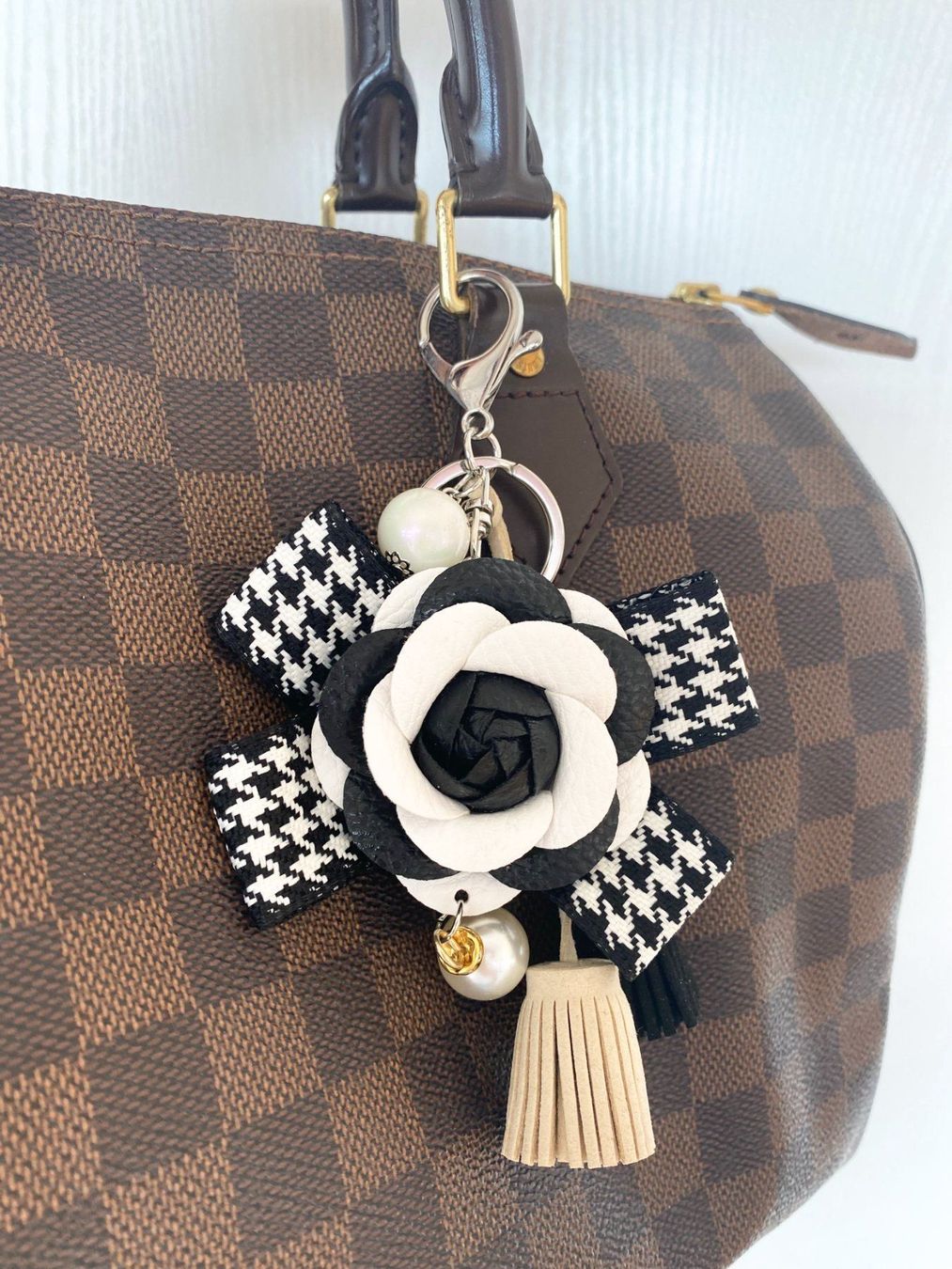 Borse da donna: Kamelie Taschenanhänger schwarz weiss – Nuovo e nell'imballaggio originale da Kriens venduto da hannaandkiko 4