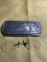 Lunettes anciennes sans monture et leur étui décoratif