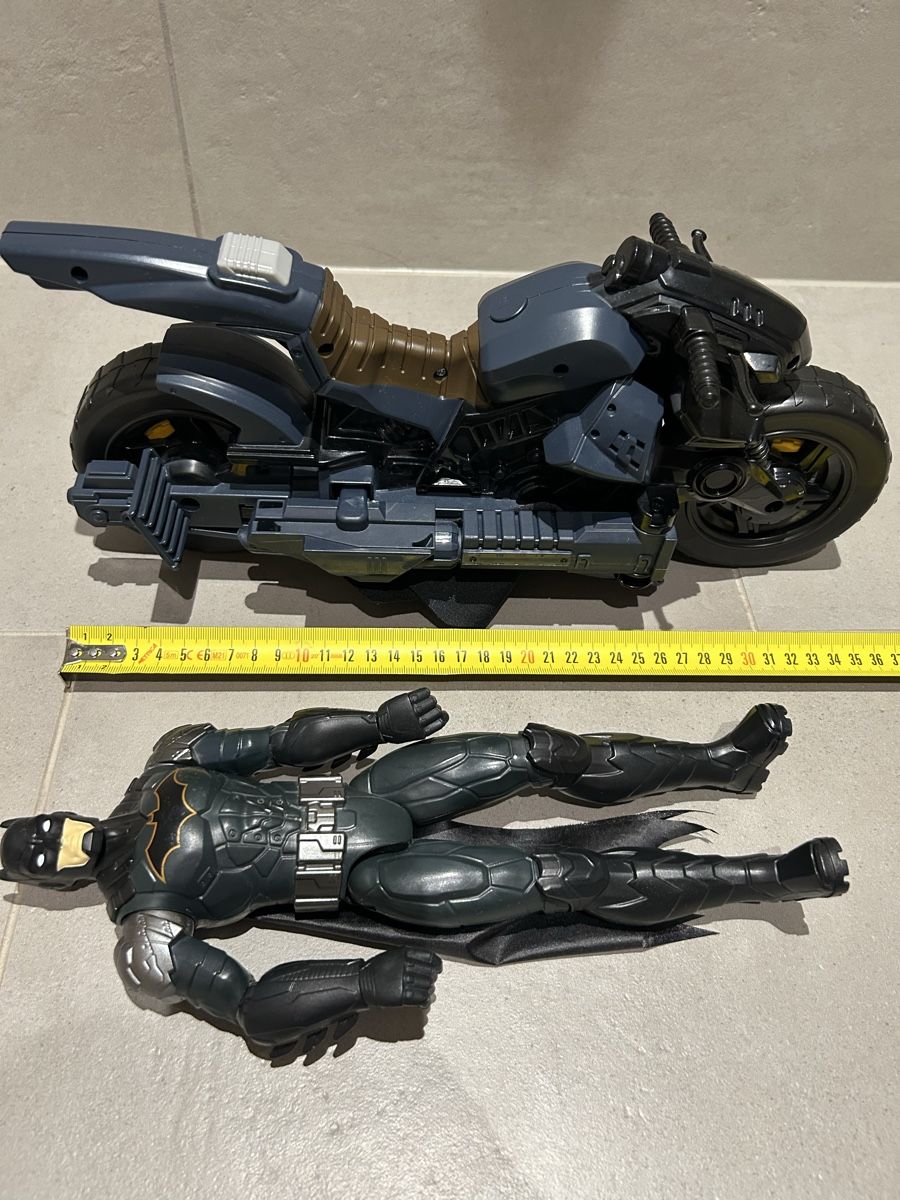 Giocattoli: Batman Motorrad Batcycle + Batman Figur 30 cm – Usato da Boniswil venduto da sim_7zhp 2