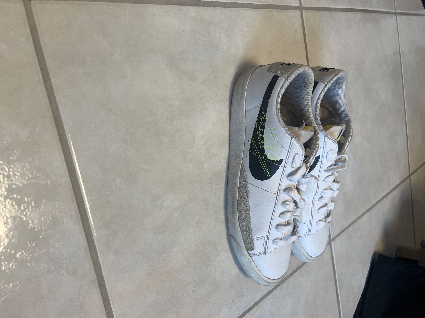 Nike Herrenschuhe: Baskets Nike blanches utilisées taille 42 – Gebraucht aus Delémont von gabrielquintas9 1