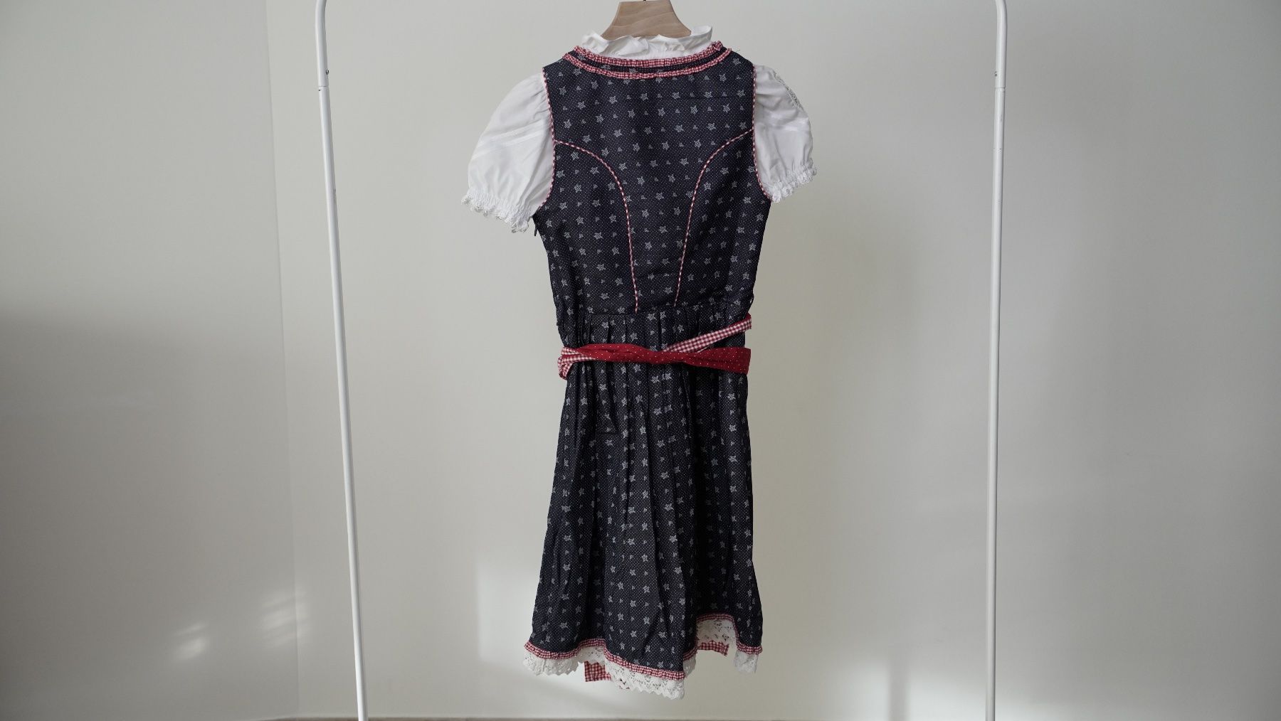 Costumi: MarJo Dirndl + Dirndlbluse Set Bluse rot blau kariert 34 – Nuovo (secondo la descrizione) da Zürich venduto da julia_vina 2