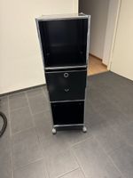 Regel mit Schubladen