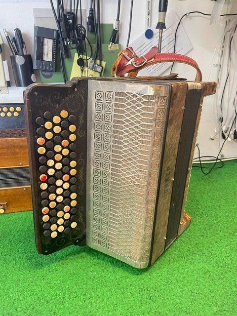 Musikinstrumente: accordéon chromatique ancien – Defekt aus Fully von Peluche3