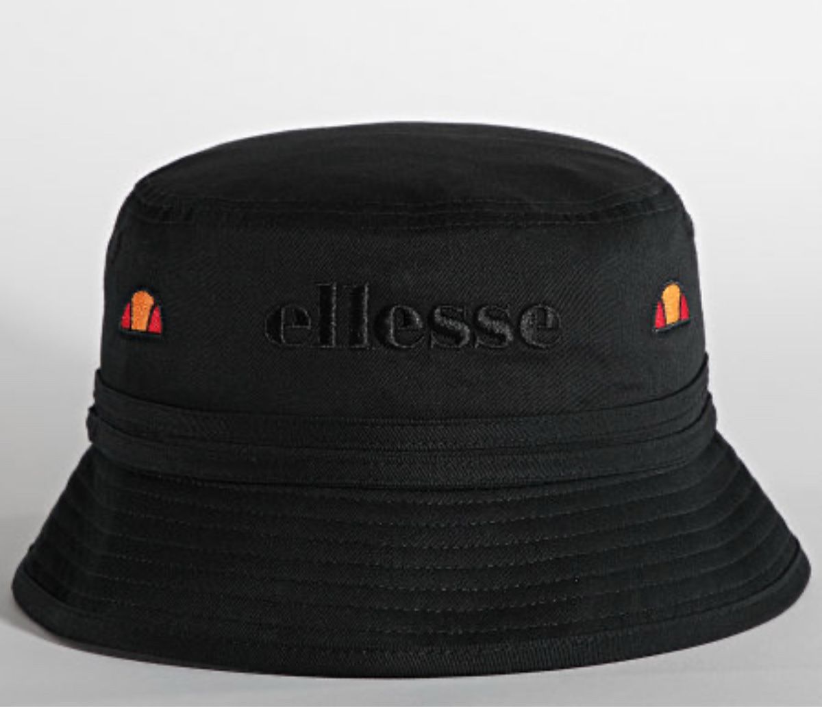 Ellesse Copricapi, berretti & cappellini: Schwarzer Ellesse Bucket Hat – Nuovo (secondo la descrizione) da Zufikon venduto da jeg_p8hf