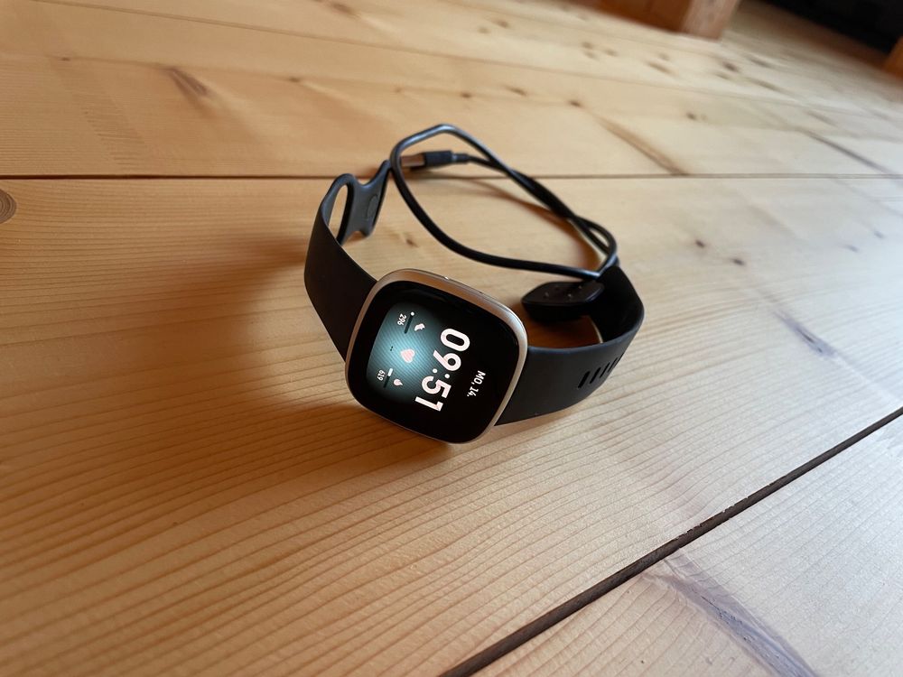 Fitbit Versa 3 (inkl. Garantie und zwei Armbändern) Kaufen auf Ricardo