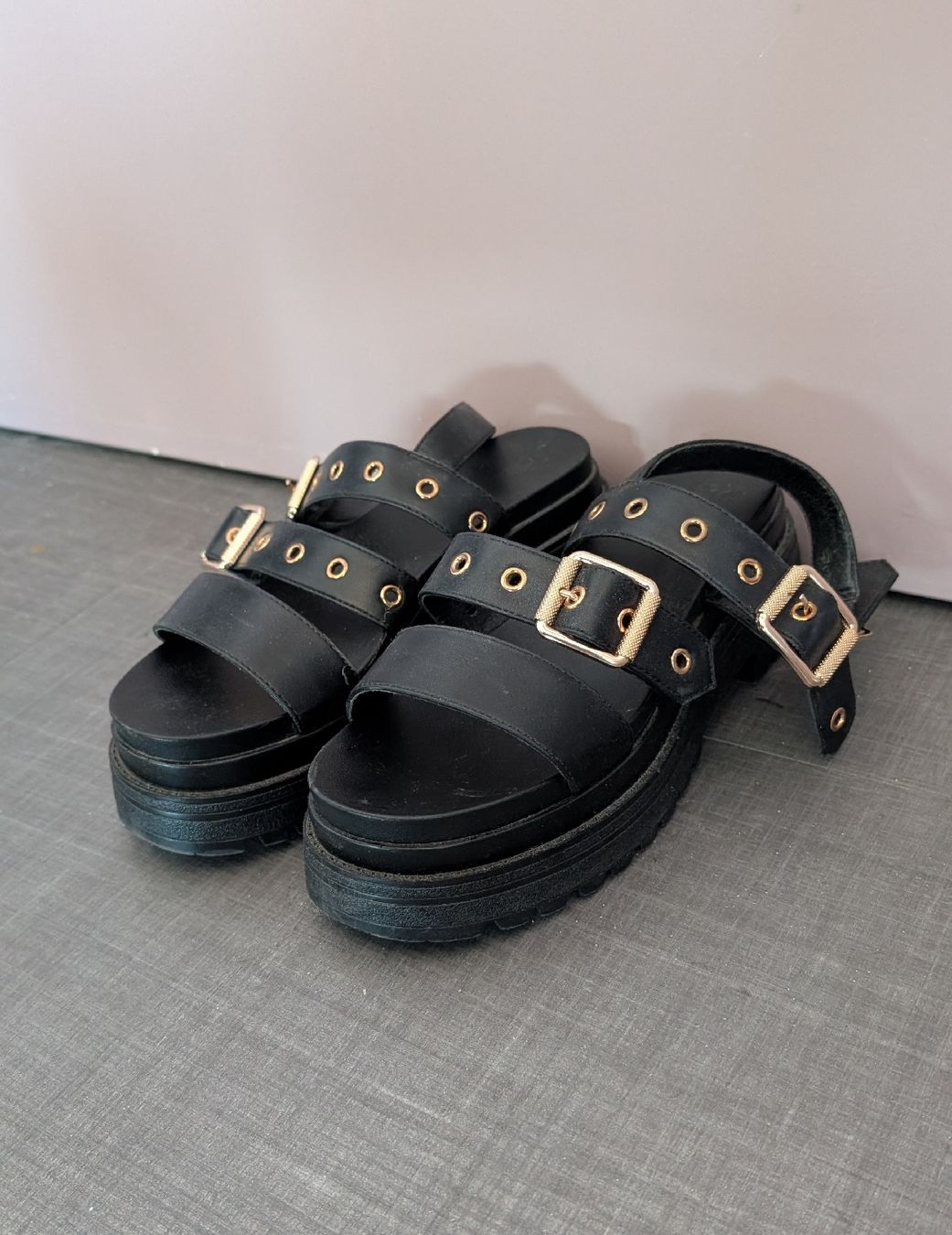 Scarpe da donna: Black Platform Sandals with Gold Buckles - Size 38 – Nuovo (secondo la descrizione) da Meyrin venduto da att_mgj5 2