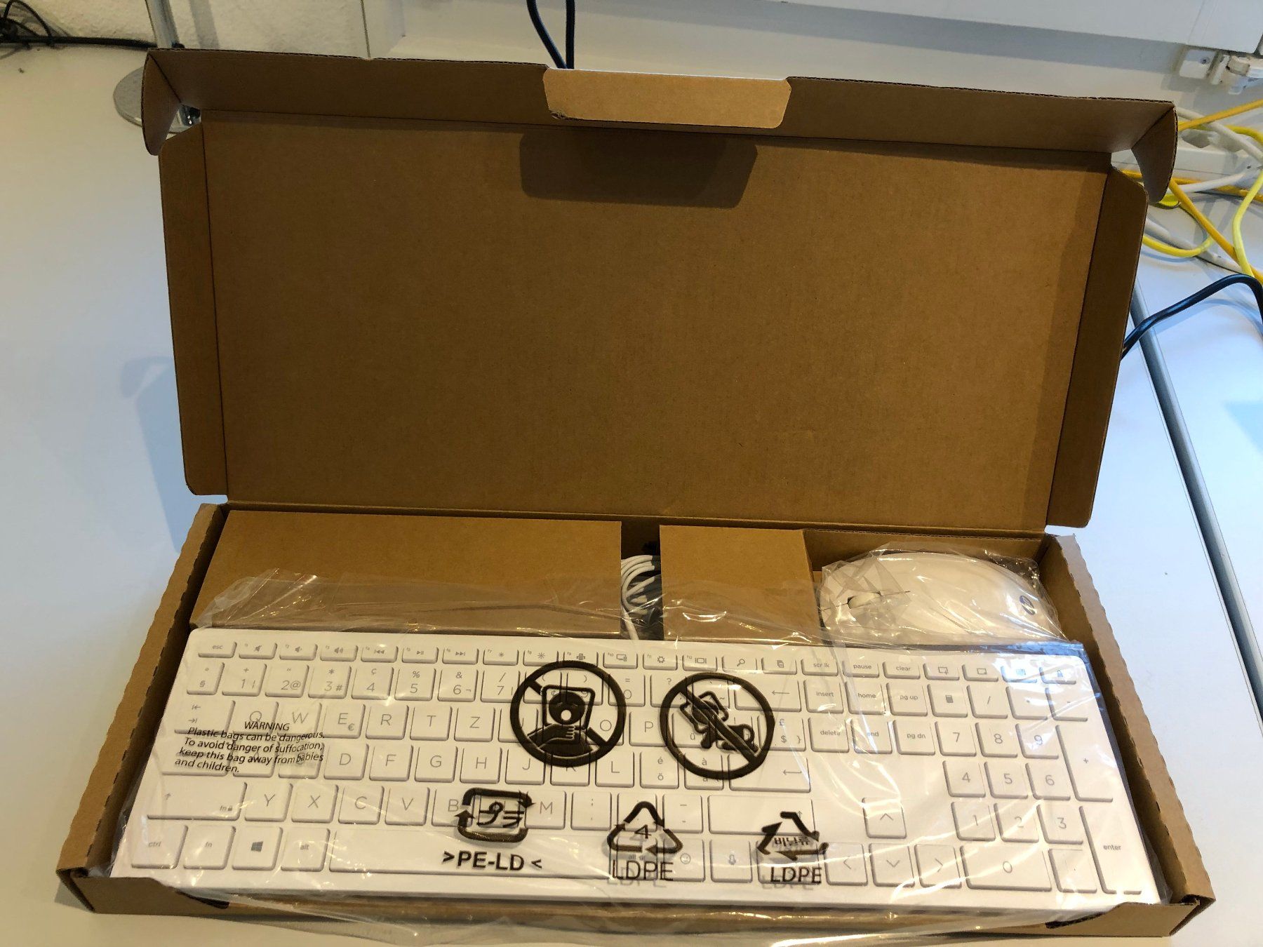 Hewlett Packard Tastaturen: HP Tastatur/Maus Set USB 310 weiss – Neu und originalverpackt aus Jona von mars100 1