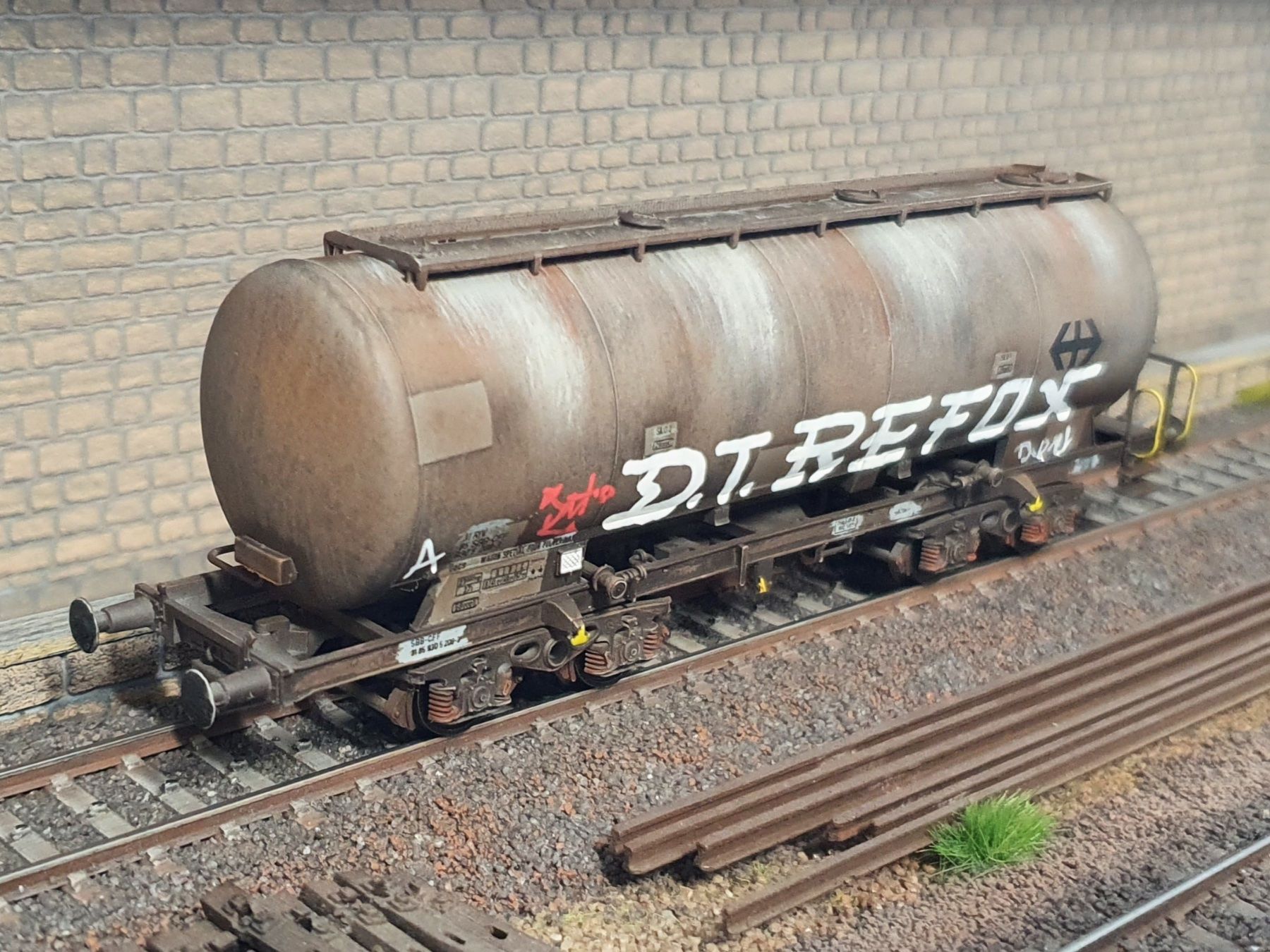 Roco Modellini di ferrovie: WAGON SILO, SBB-CFF, ROCO 46658, PATINE + GRAFFITIS – Usato da Loveresse venduto da FIFILOULOU