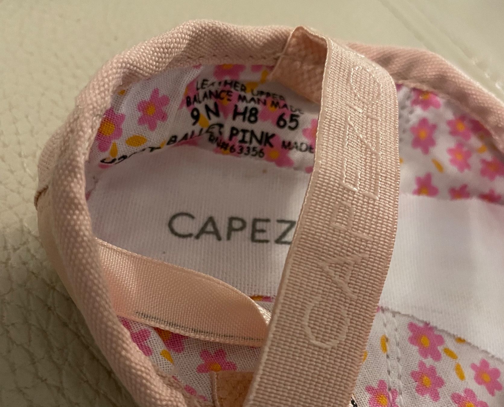 Scarpe per ragazze: NEUE Leder-Ballettschläppli Gr. 27 der Marke Capezio – Nuovo e nell'imballaggio originale da Urdorf venduto da leoale 4