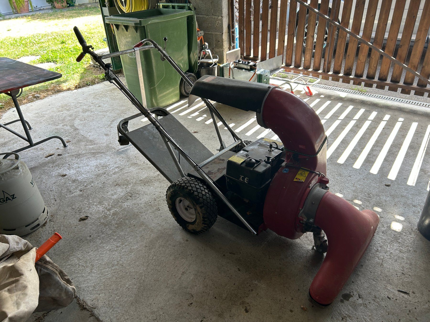 Toutes les machines: Aspirateur à feuilles – D'occasion à Jussy par BP33 2