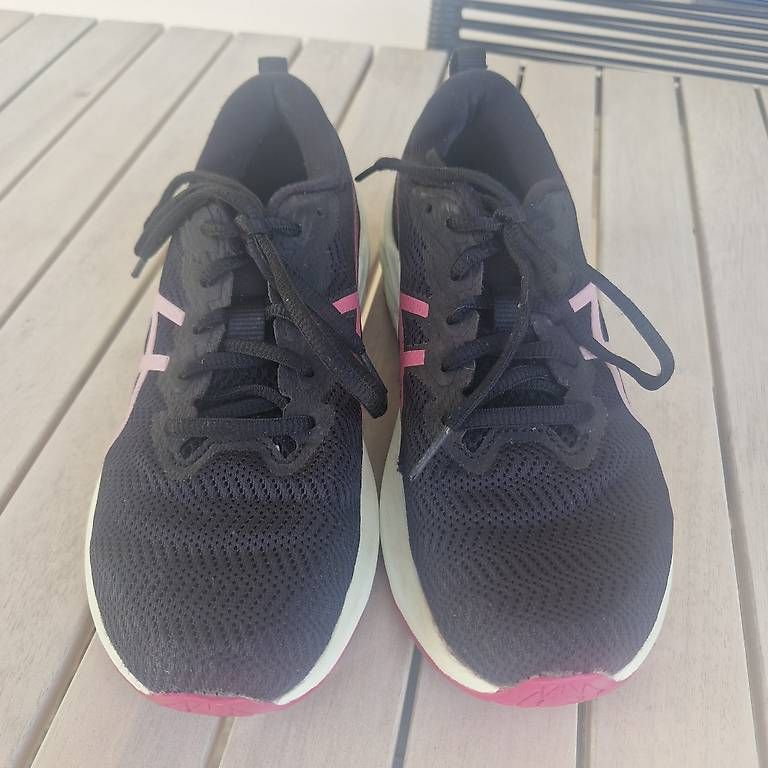 Asics Schuhe für Mädchen: Asics Novablast 2 Grösse 37 – Gebraucht aus Schaffhausen von Jakarila 1