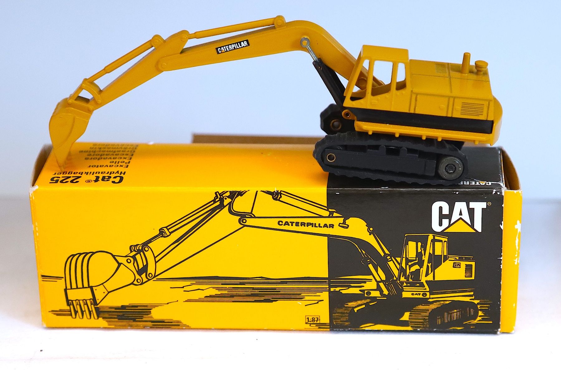 Caterpillar Bagger: CAT225 RAUPEN-HYDRAULIK-BAGGER 1:87 – Neu und originalverpackt aus Ipsach von Merlux