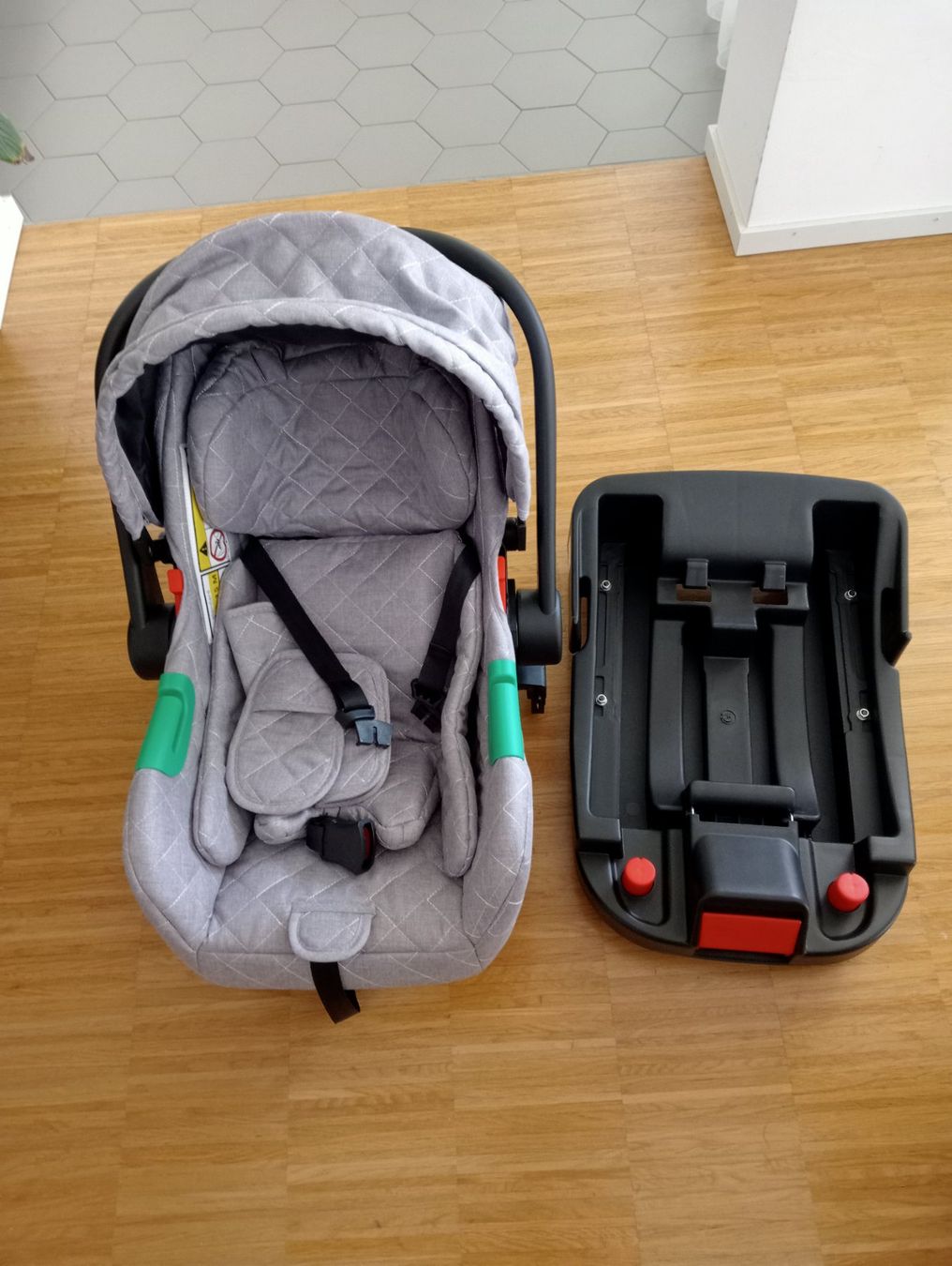 Seggiolini per auto: Neu Babyschale – Nuovo (secondo la descrizione) da Zürich venduto da sendbad