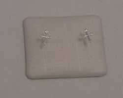 2 Ohrstecker silberfarbig Kreuz