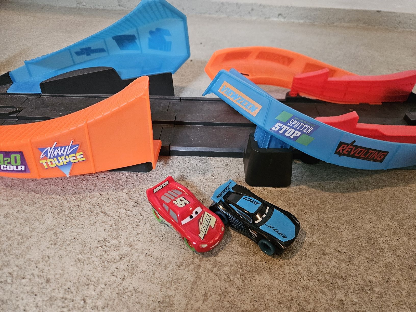 Disney Giocattoli: Mattel Disney Pixar Cars GITD TRACK SET – Nuovo (secondo la descrizione) da Langnau im Emmental venduto da bohne.17 1