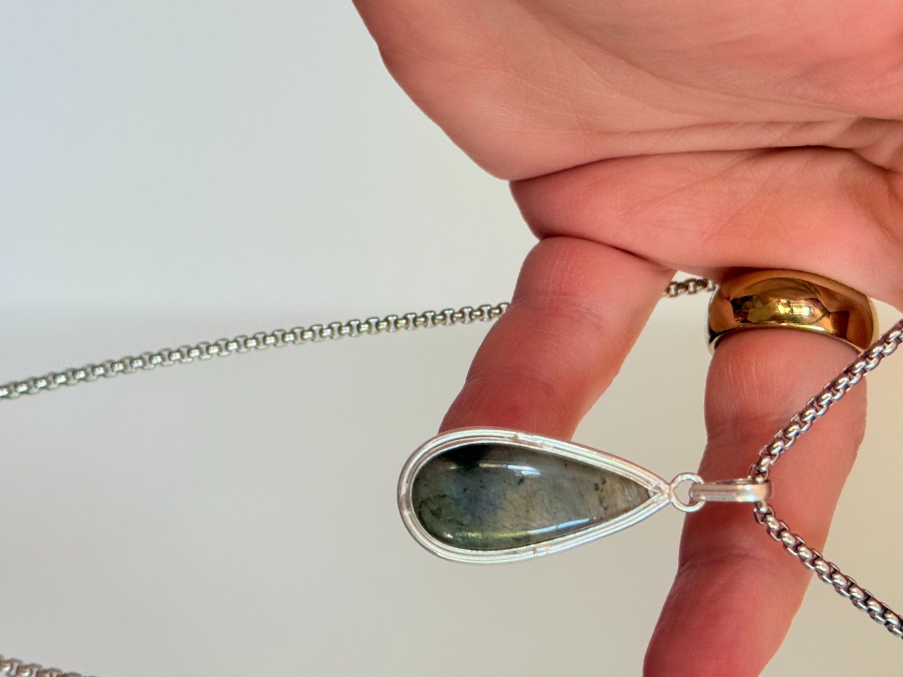 Ketten: Collier élégant avec pendentif en pierre naturelle – Neu und originalverpackt aus Genève von AGBERG 6