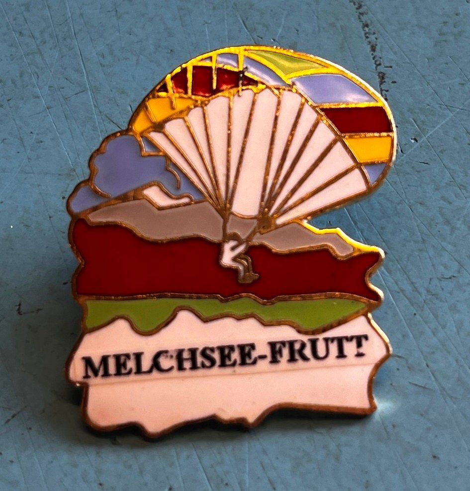 Placchette & Badge: Pin Melchsee-Frutt Gleitschirm  – Usato da Obernau venduto da Wgnom