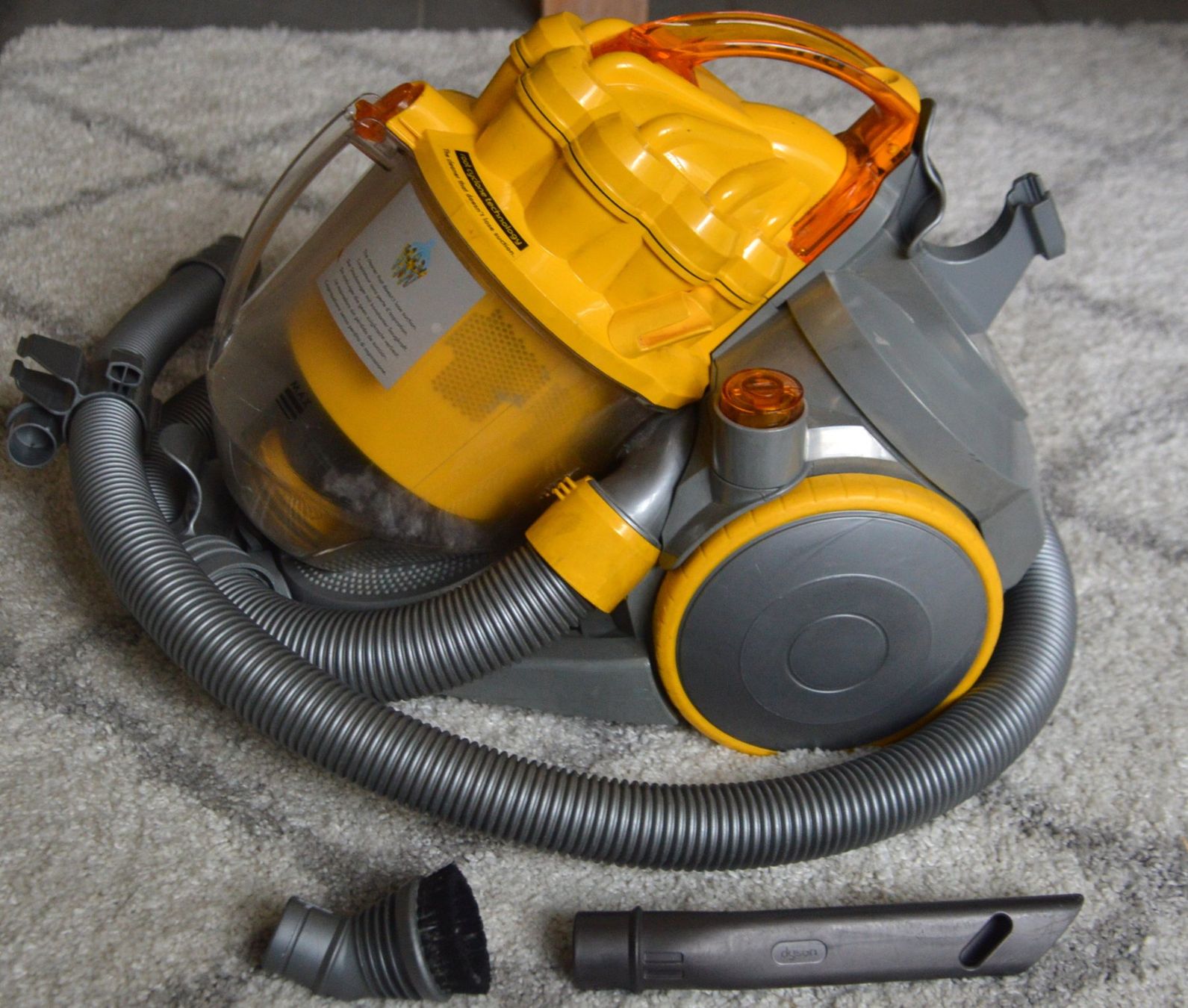 Dyson Staubsauger & Zubehör: Dyson DC08 Staubsauger / aspirateur – Gebraucht aus Collonges von  3