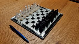 Magnifique jeu d'échecs en verre! / Prächtiges Schachspiel !