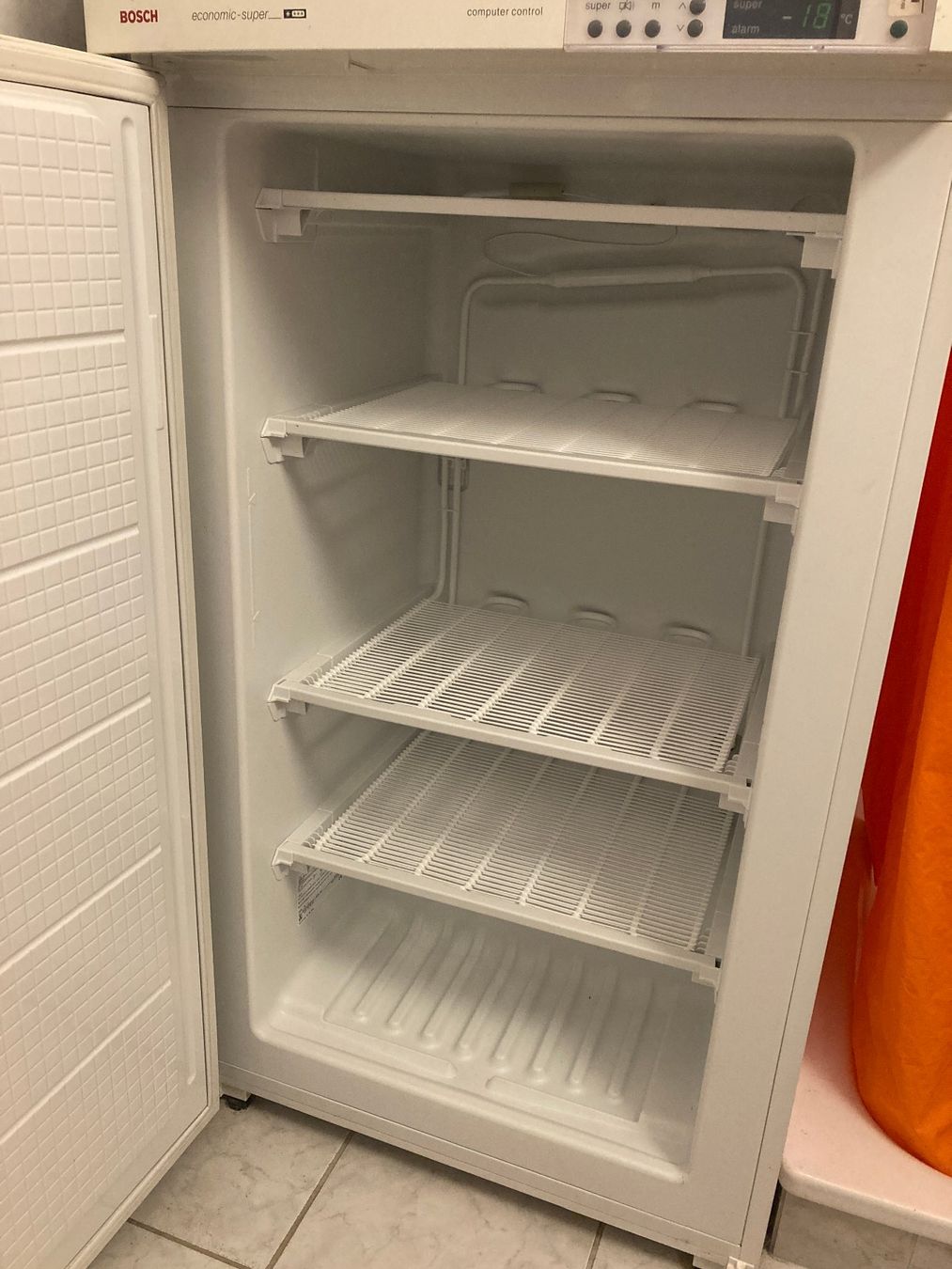 Bosch Congelatori: Gefrierschrank BOSCH tadelloser Zustand – Nuovo (secondo la descrizione) da Stäfa venduto da ARCHITEKTUR-liqui 1