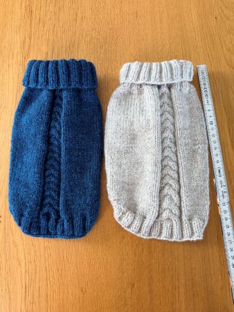 2 Hundepullover gestrickt blau und beige ca 20 cm