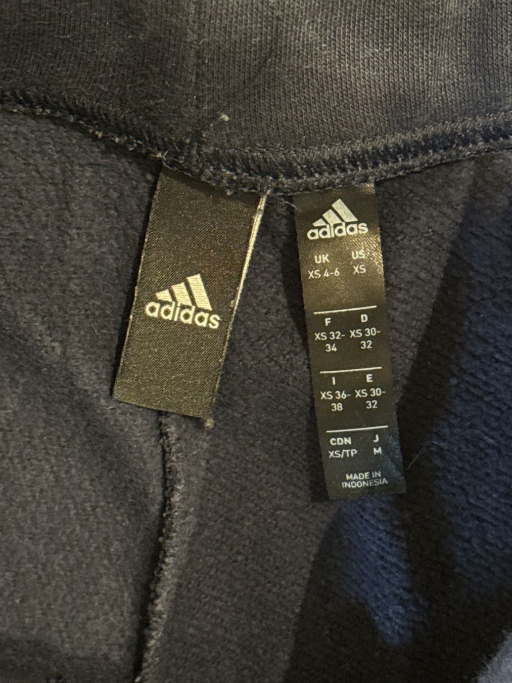 Pantaloni: Adidas Sporthose / Trainerhose Größe XS – Usato da Amriswil venduto da used2use 2