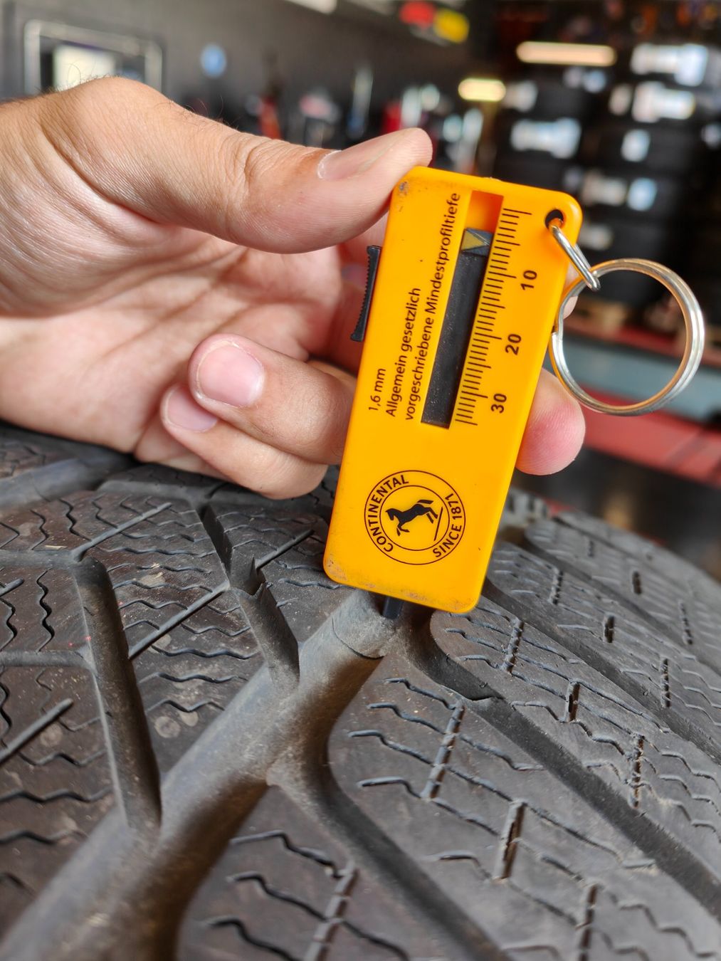 Pirelli Pneus & Kompletträder: Winterreifen 245/50 R18 – Gebraucht aus Oberengstringen von Reifen-Lagerverkauf 1