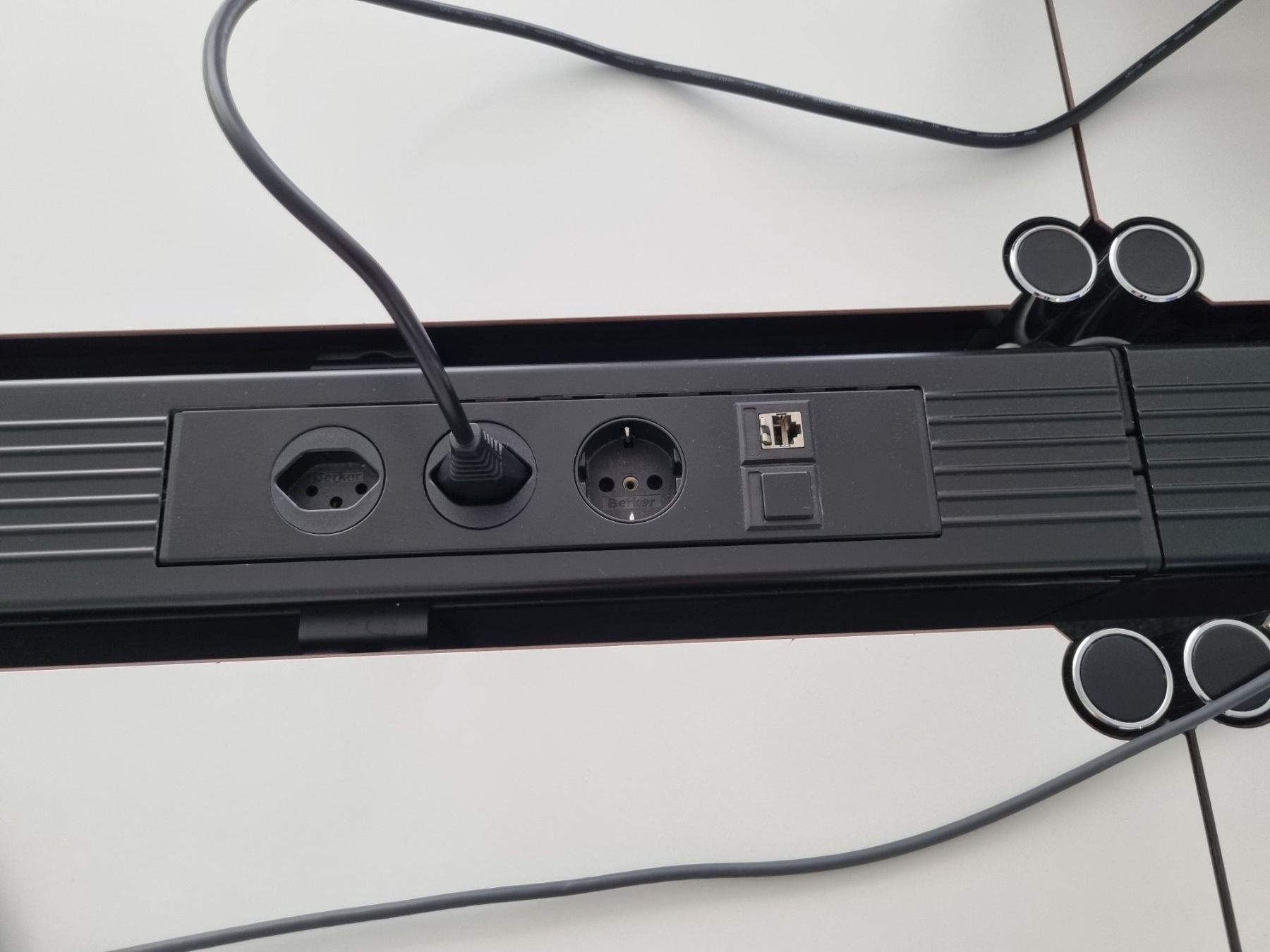 Altro Materiale elettrico: USM Kabelkanal mit integrierter USM Steckerleiste 3 Stecker – Usato da Affoltern am Albis venduto da Zapro