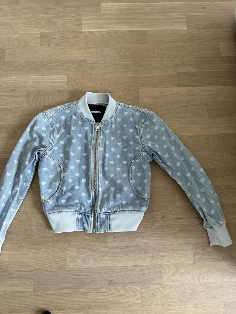 Diesel Jacken: Diesel Denim Jacket with hearts – Gebraucht aus Dietikon von giu_s5xy
