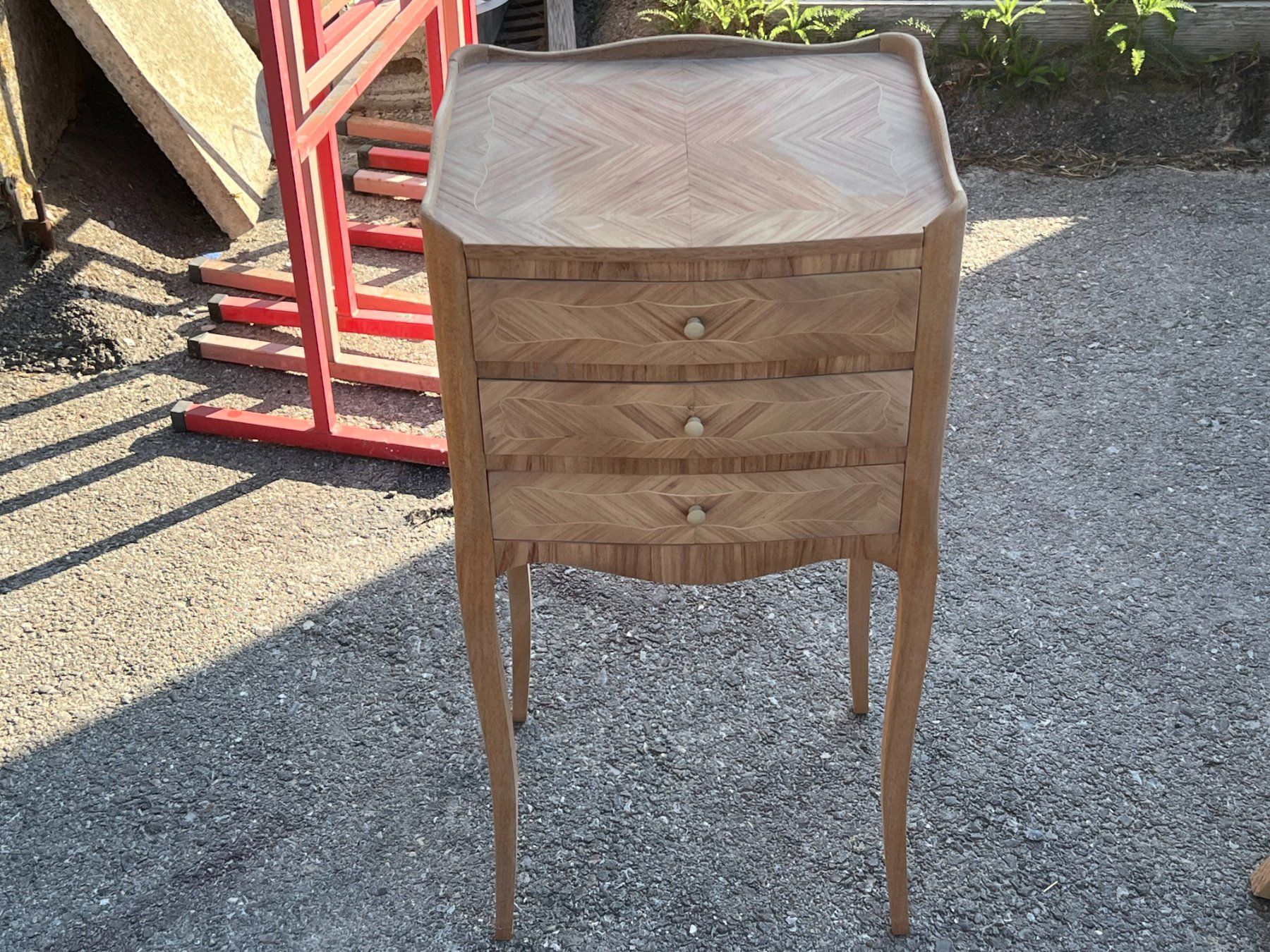 Comodini: ART 1100-H Table de nuit marquetée sablé – Usato da Pont-La-Ville venduto da BCMGLEAL