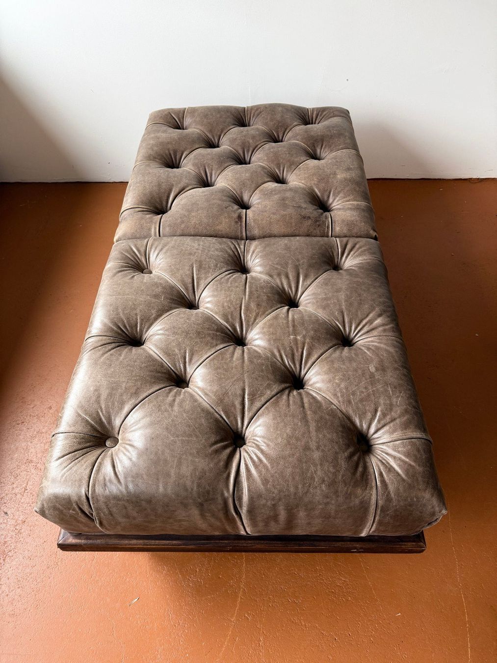 Sgabelli: Vintage Leder-Pouf-Hocker auf Rollen – Usato da Basel venduto da mat_nj5b 5
