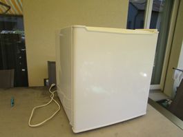 Kleiner älterer Kühlschrank