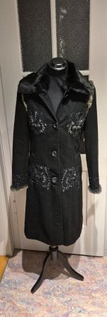Schwarzer Wintermantel mit Pelz, Grösse 32, MAX MARA