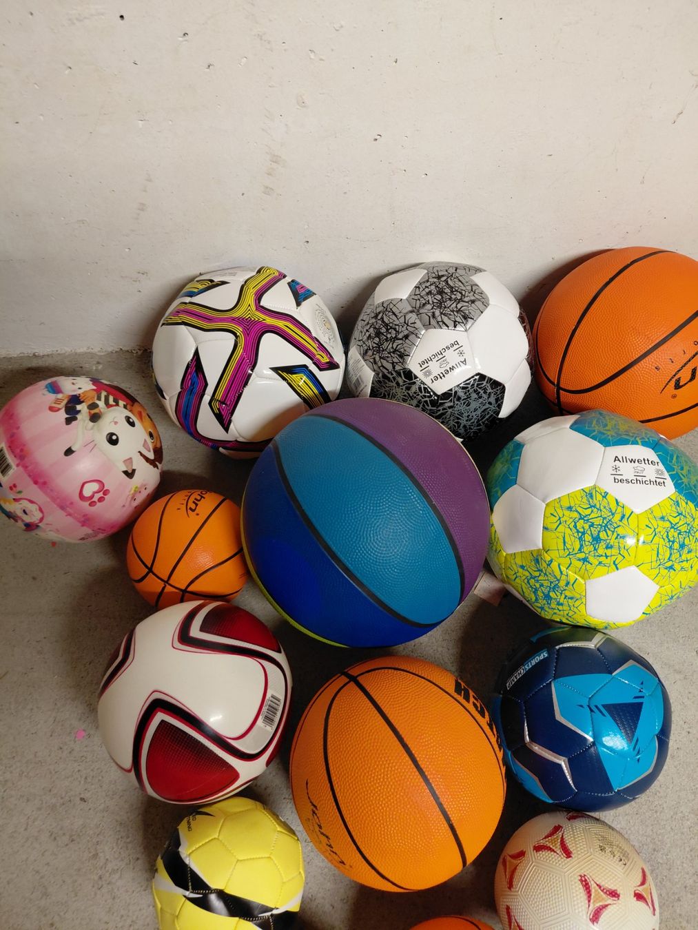 Palloni: Set mit 26 Verschiedenen Bällen – Usato da Gossau SG venduto da Zelte 3