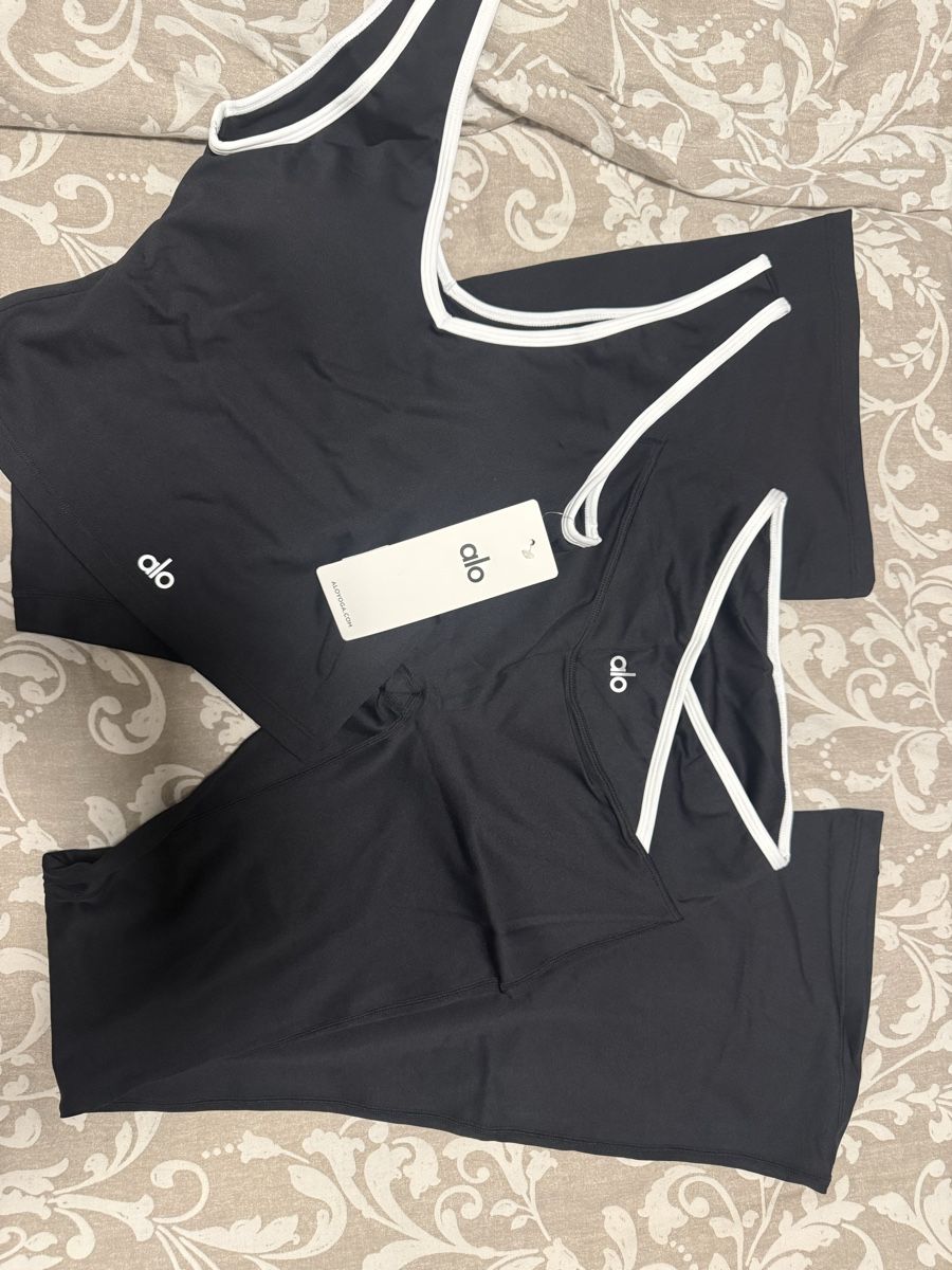 Alo Yoga Lotti di vestiti: Alo Yoga Set Neu – Nuovo (secondo la descrizione) da Wetzikon ZH venduto da shey7