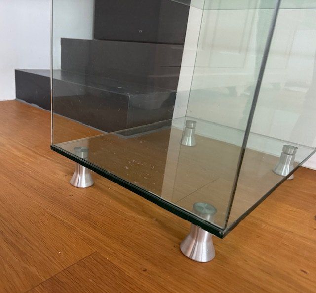 Vitrinen: Vitrine d'exposition en verre épais – Gebraucht aus Perroy von Pap_r8qm 3