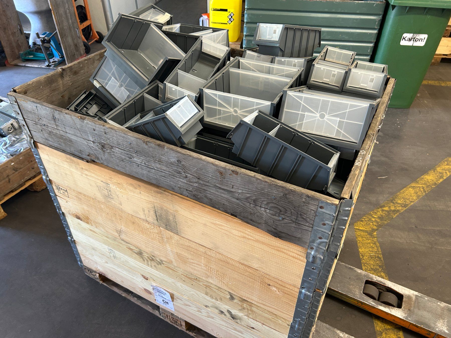Recipients et similaires: Grosser Posten SFS Sichtlagerbehälter – D'occasion à Zofingen par Maschinenfabrik 5