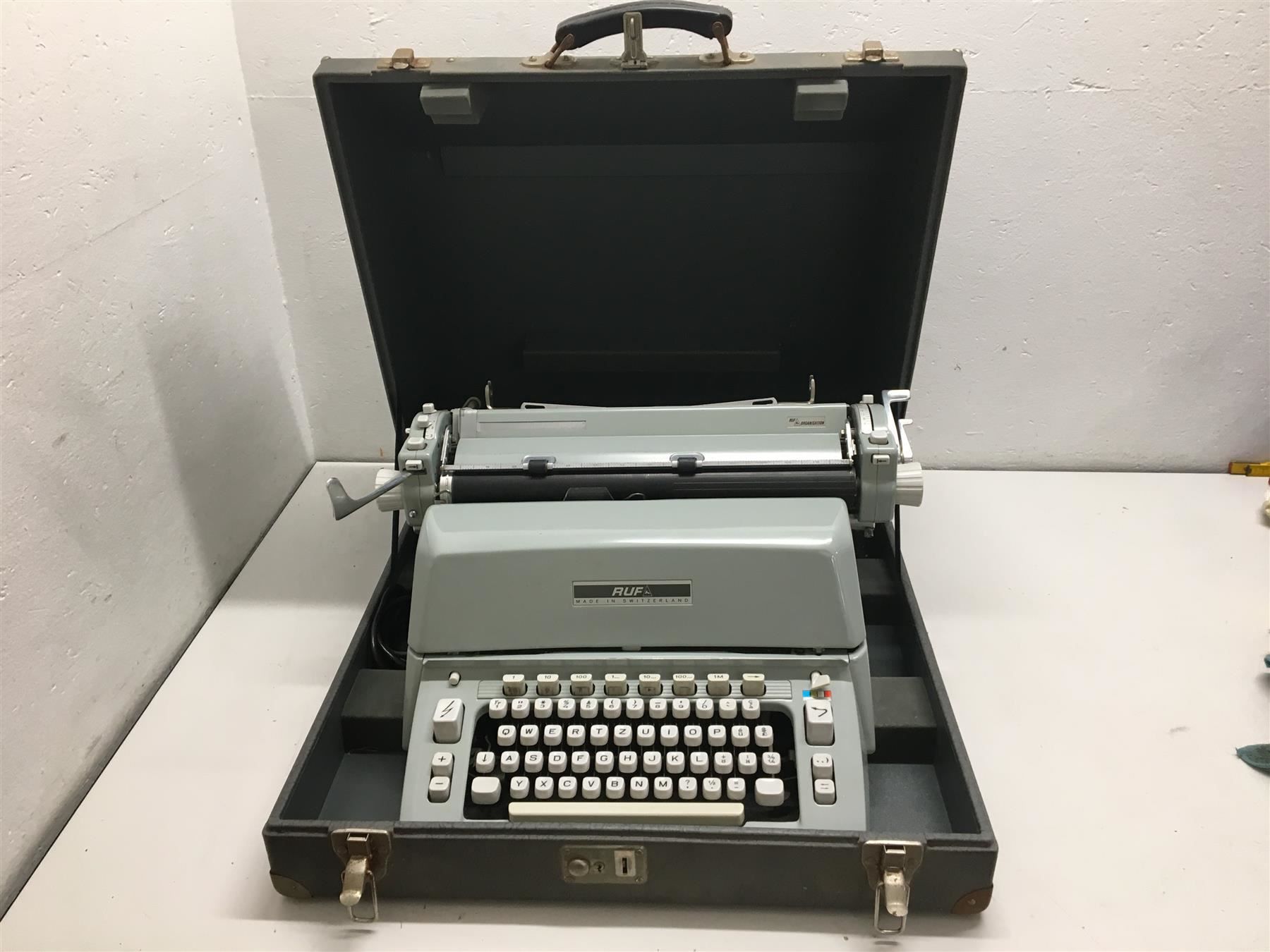 Macchine da scrivere: Ruf Elektroschreibmaschine – Usato da Niederdorf venduto da LeptonAG