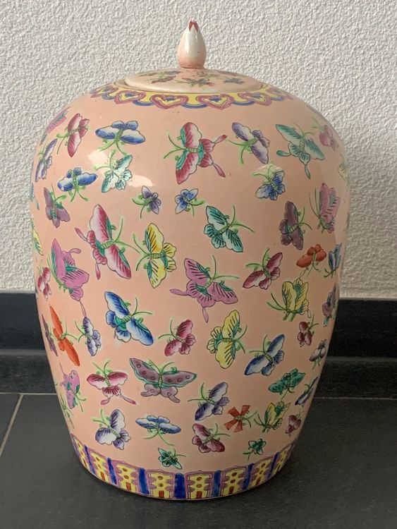 Grosse Vintage China Vase mit Deckel, Schmetterlings Design 1