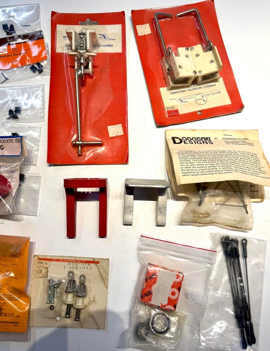 RC Kits de montage: Lot d’accessoires pour avion RC – Défectueux à Lausanne par Techobby 2
