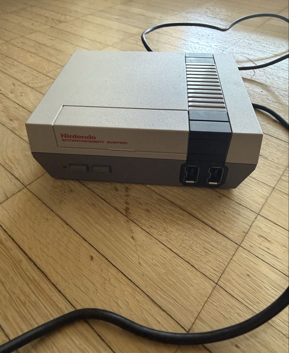 Nintendo Konsolen: Nintendo Classic Mini NES mit 2 Controllern – Gebraucht aus basel von NaLuBa1 1