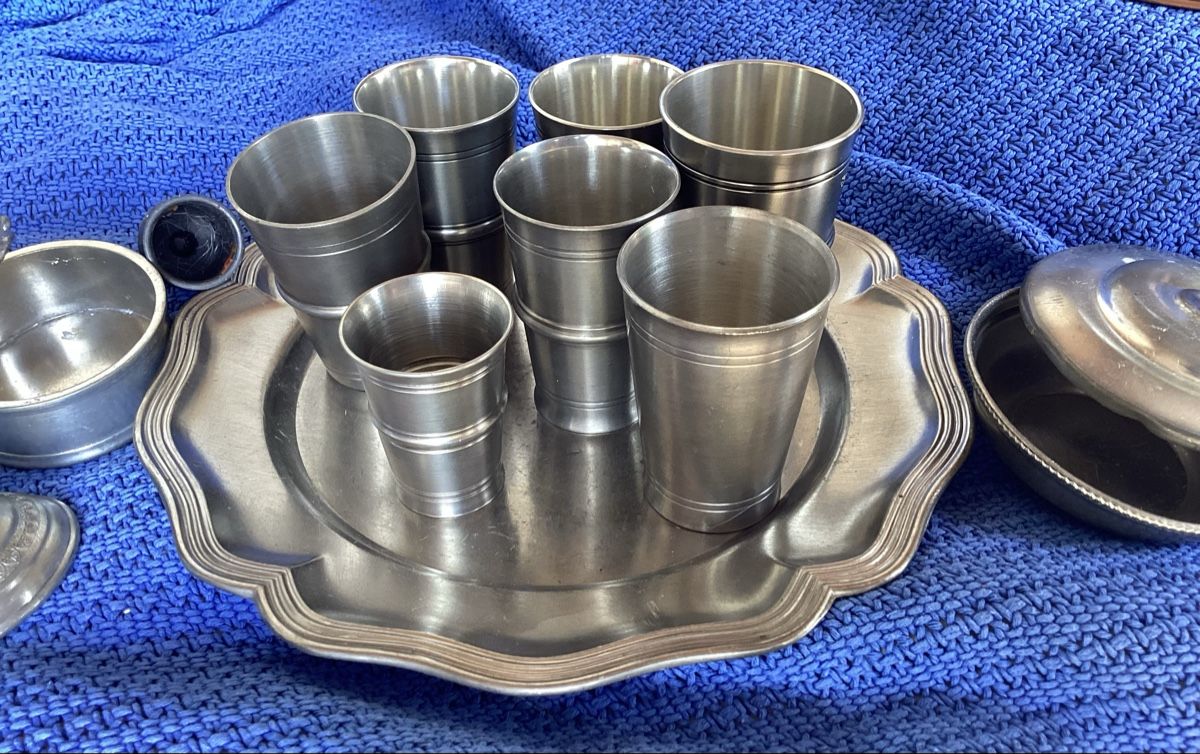 Services de table: Ensemble étain, verres, 1 pichet, divers plats – D'occasion à Biel/Bienne par Chant-du-coq97