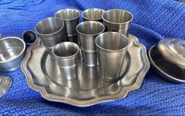 Ensemble étain, verres, 1 pichet, divers plats