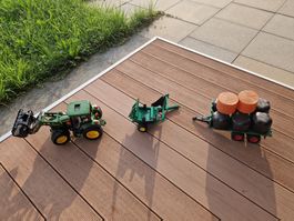 Ballenset von Bruder : John Deere Traktor, Wickler, Anhänger