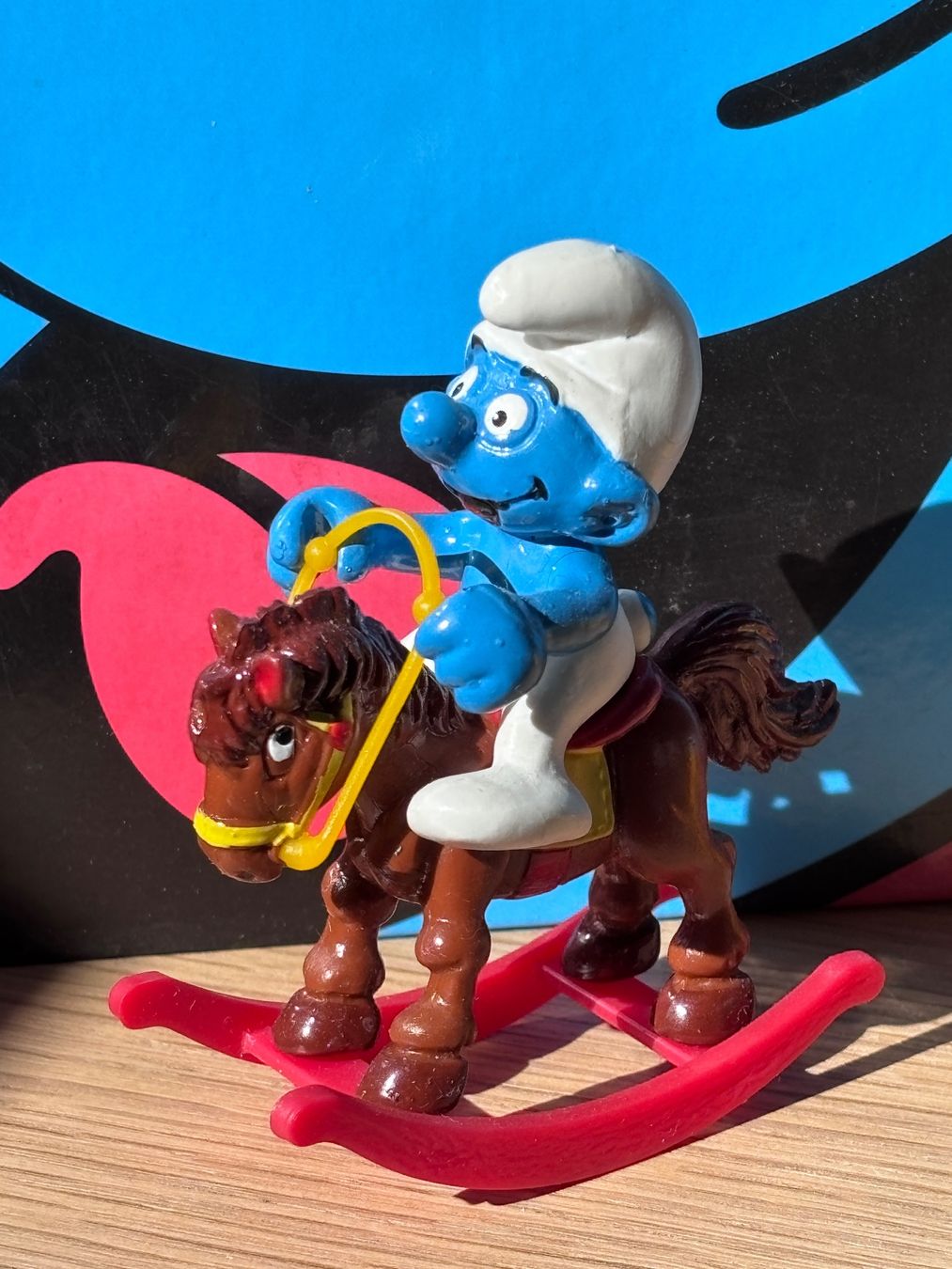 Schleich Figuren: Schlumpf auf Schaukelpferd – Gebraucht aus Lyss von Duckszone