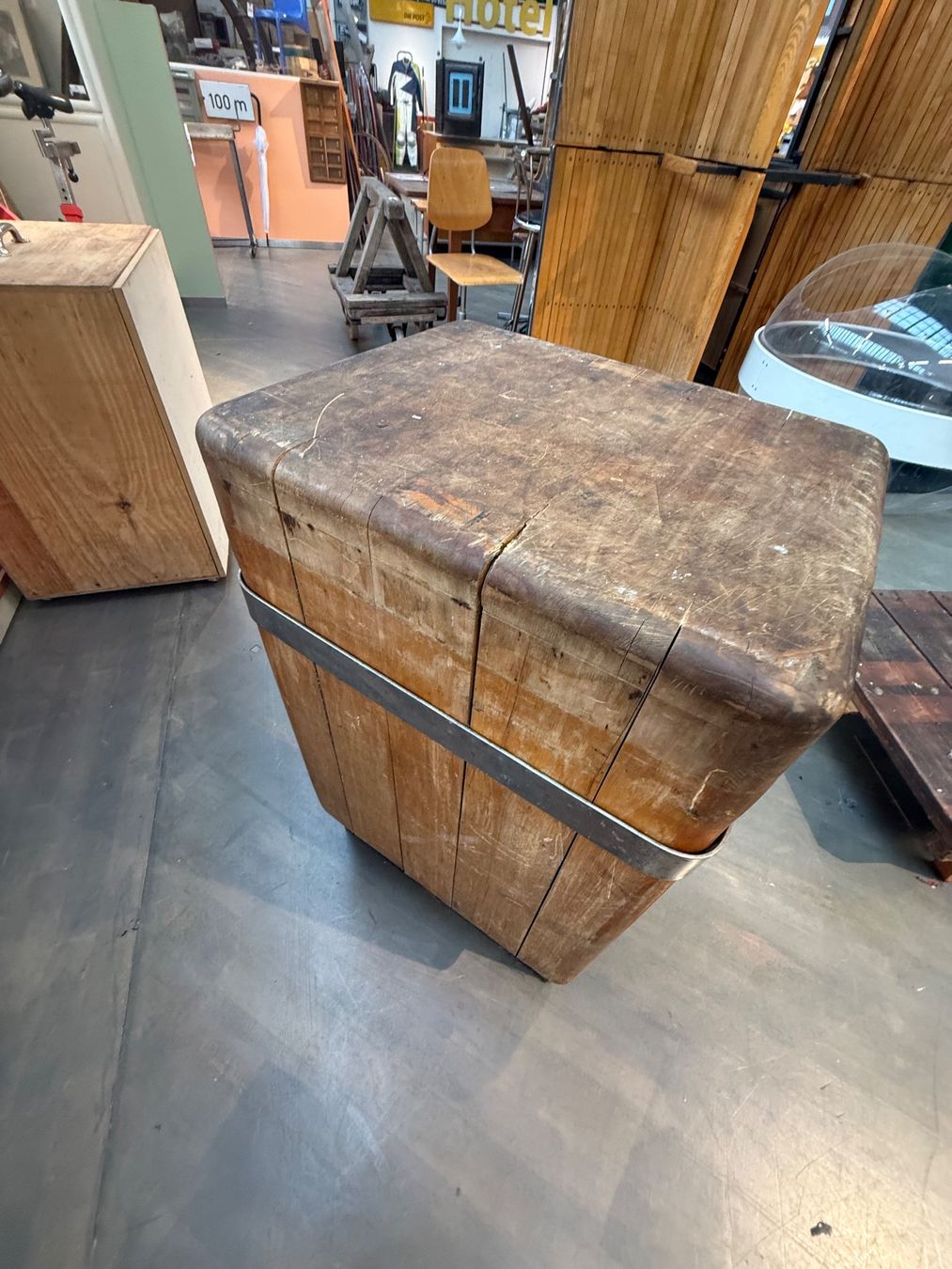 Cucine complete: Antiker Metzger-Hackblock – Massiver Fleischerblock – Usato da Fulenbach venduto da Annie.s_Mid_Century 3