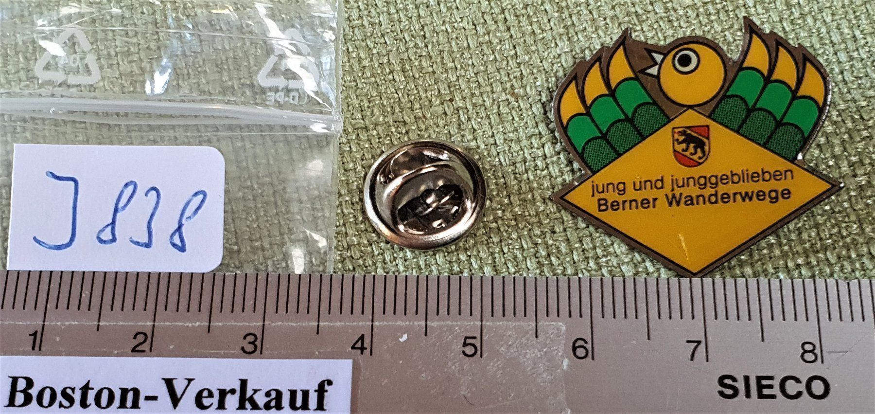 Plaketten & Abzeichen: J838 - Pin Berner Wanderwege jung & geb. – Gebraucht aus Reinach BL von Boston-Verkauf 1